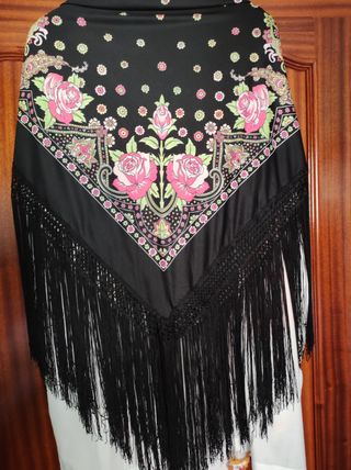 Mantón negro con rosas rojas y flecos