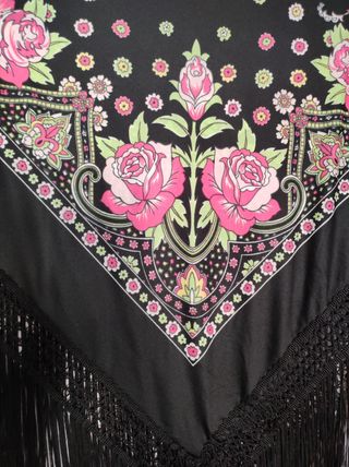 Mantón negro con rosas rojas y flecos
