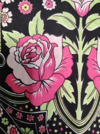 Mantón negro con rosas rojas y flecos