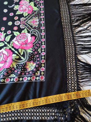 Mantón negro con rosas rojas y flecos