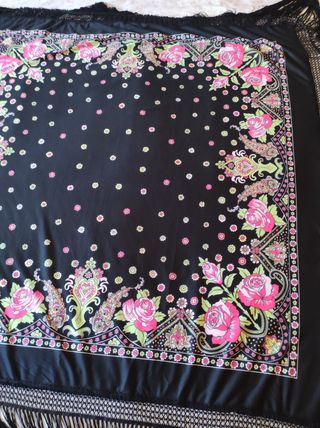 Mantón negro con rosas rojas y flecos