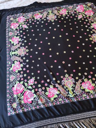 Mantón negro con rosas rojas y flecos