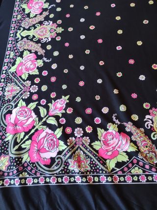 Mantón negro con rosas rojas y flecos