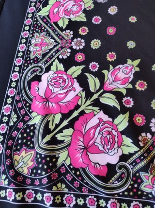 Mantón negro con rosas rojas y flecos