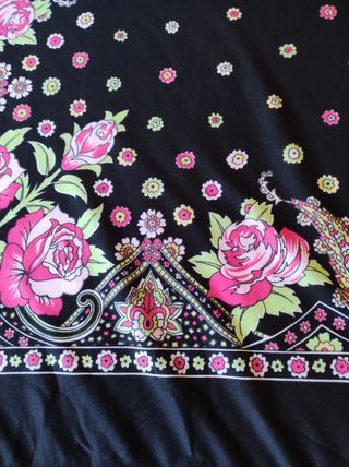 Mantón negro con rosas rojas y flecos