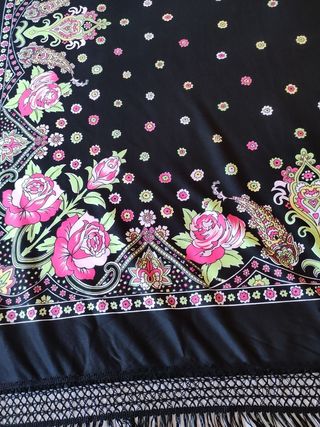 Mantón negro con rosas rojas y flecos
