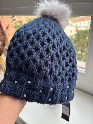 Gorro azul marino con pompón y pedrería