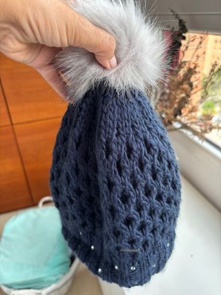 Gorro azul marino con pompón y pedrería