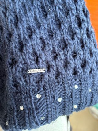 Gorro azul marino con pompón y pedrería