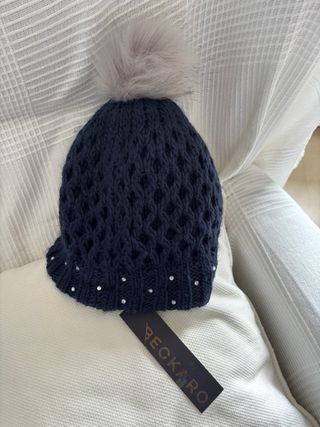 Gorro azul marino con pompón y pedrería