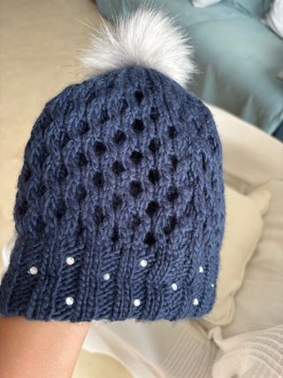 Gorro azul marino con pompón y pedrería