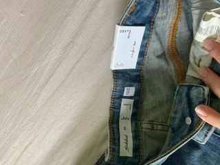 Pantalón Subdued tiro bajo con tachuelas. 