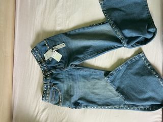 Pantalón Subdued tiro bajo con tachuelas. 