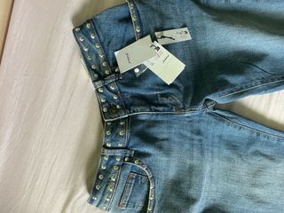 Pantalón Subdued tiro bajo con tachuelas. 