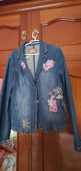 Chaqueta vaquera con flores y flamenco