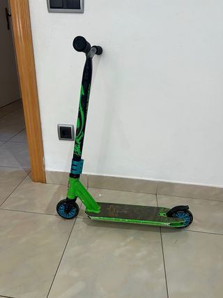 Patinete y Casco con Diseño Calavera