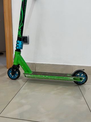Patinete y Casco con Diseño Calavera