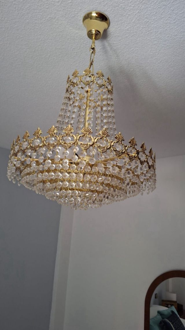 Lámpara de araña dorada con cristales
