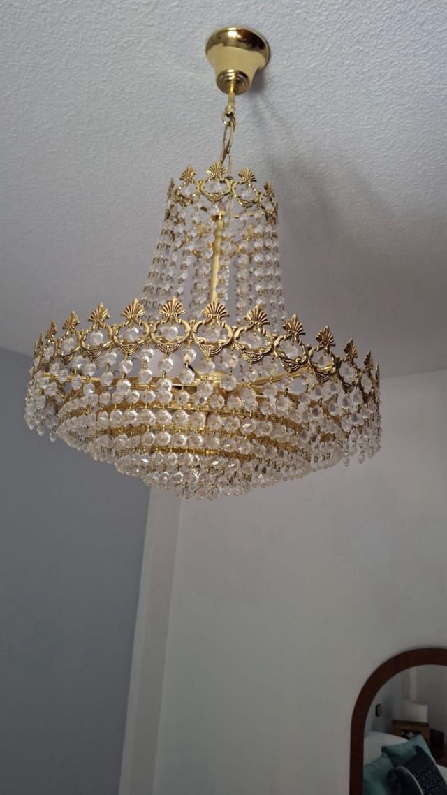 Lámpara de araña dorada con cristales