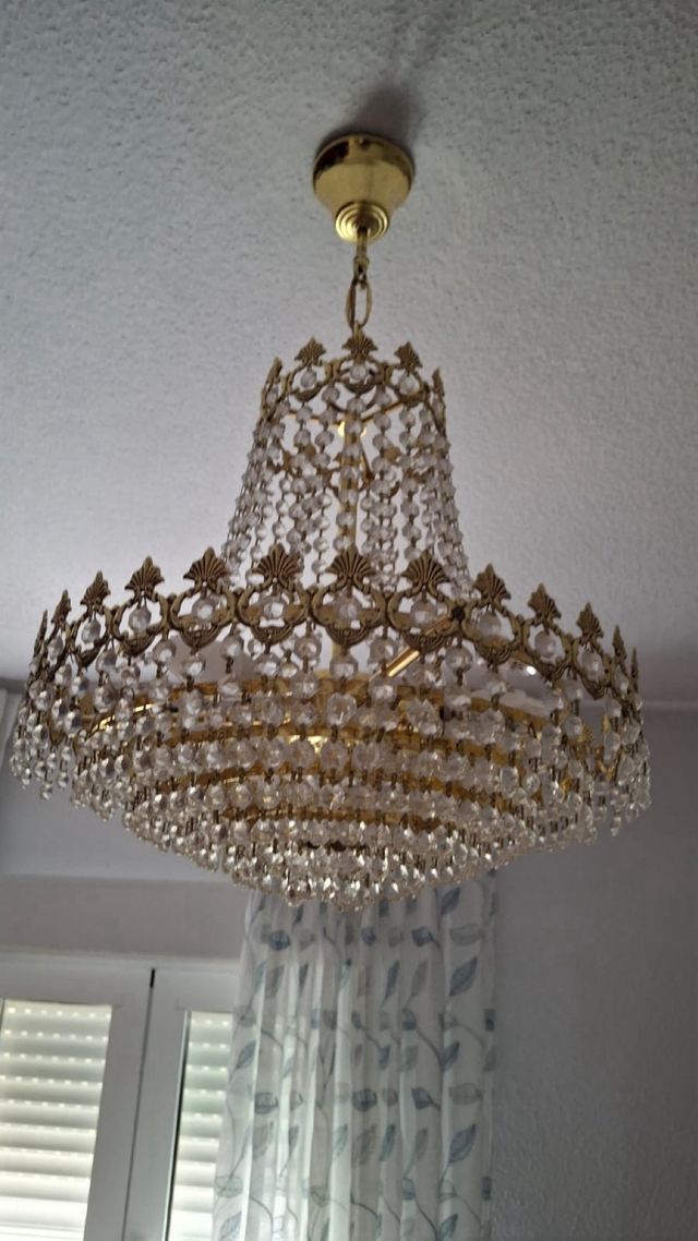 Lámpara de araña dorada con cristales