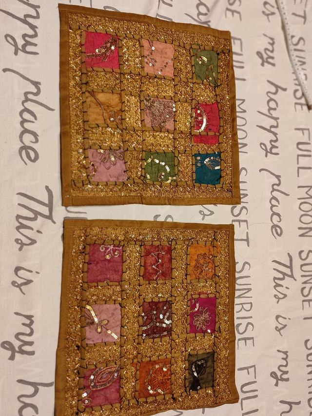 Funda cojín bordada dorada y rosa varios colores.