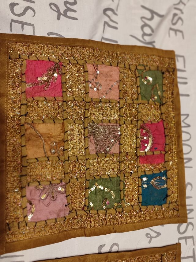 Funda cojín bordada dorada y rosa varios colores.