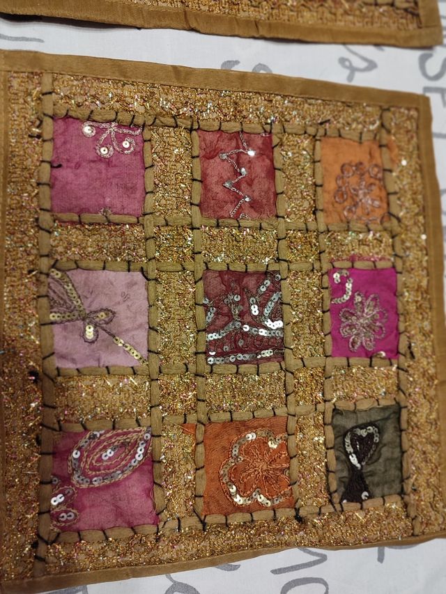 Funda cojín bordada dorada y rosa varios colores.