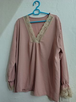 Blusa rosa con encaje