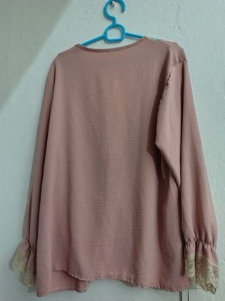 Blusa rosa con encaje
