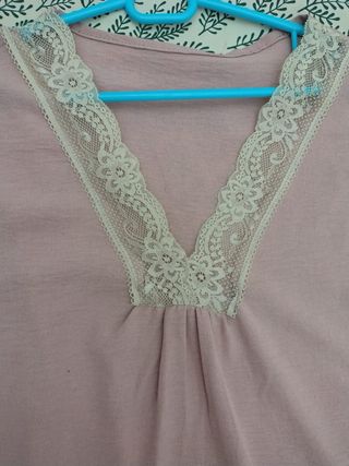 Blusa rosa con encaje