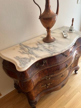 Cómoda antigua de madera con tapa de mármol