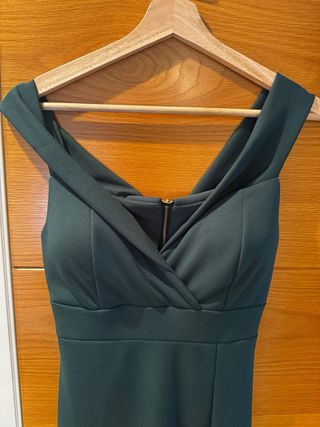 Vestido de fiesta verde con abertura
