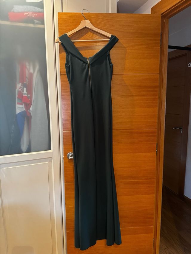 Vestido de fiesta verde con abertura