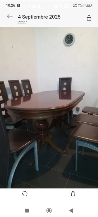 Mesa de salón extensible de madera con 8 sillas