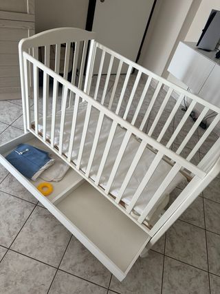 Culla per bambini bianca con orsetto