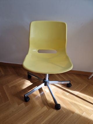 Silla de estudio amarilla con ruedas