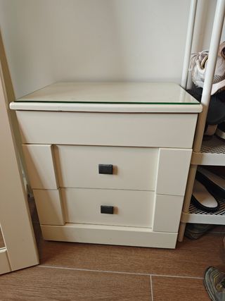 Cómoda beige de madera