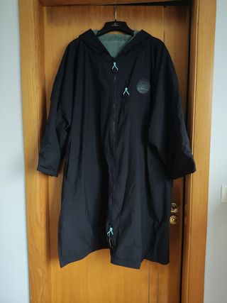 Poncho de surf invierno negro