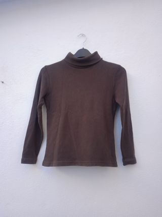 Camiseta marrón cuello vuelto calentita. T:12 años