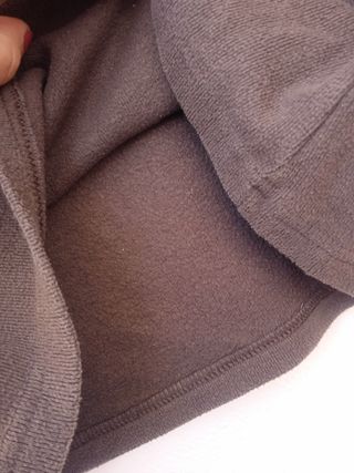 Camiseta marrón cuello vuelto calentita. T:12 años
