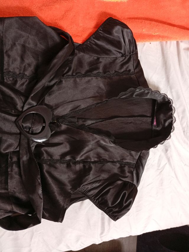 Blusa de raso negra con detalle de corazón