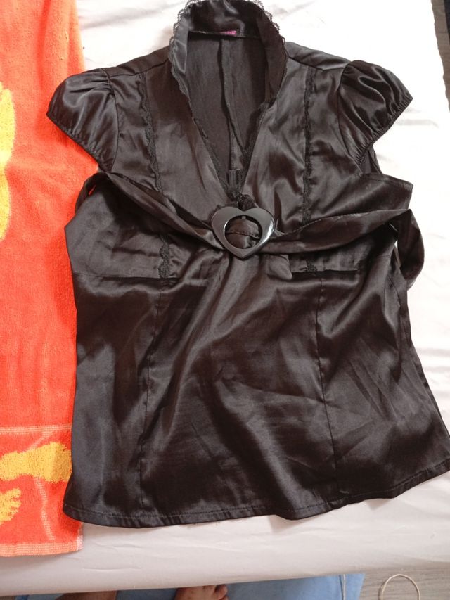 Blusa de raso negra con detalle de corazón