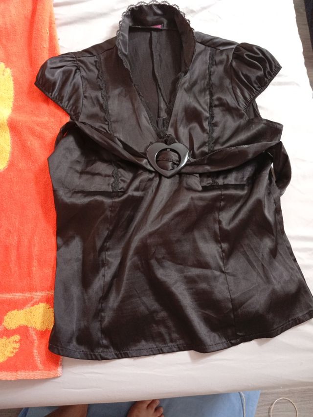 Blusa de raso negra con detalle de corazón