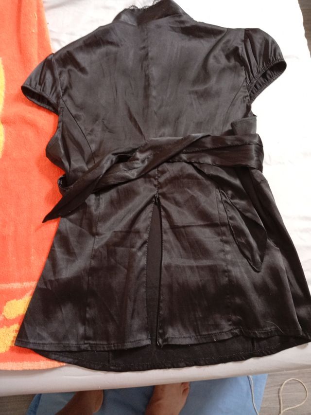 Blusa de raso negra con detalle de corazón