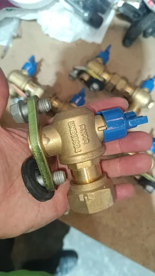 Lote llaves entrada y salida contador emasesa