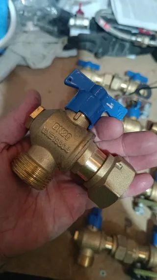 Lote llaves entrada y salida contador emasesa