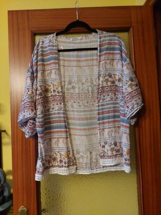 Chaqueta kimono Stradivarius estampada