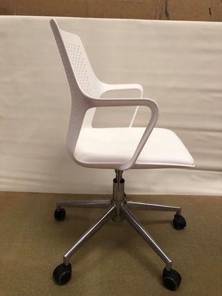 Silla de peluquería gris y plateada