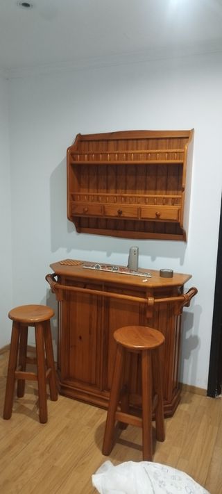 Barra de bar de madera con taburetes