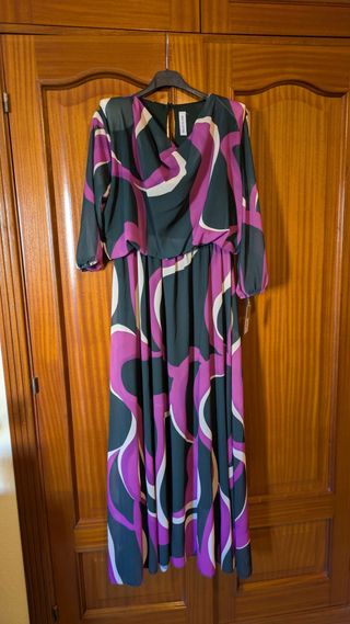 Elegante vestido estampado morado y verde oscuro